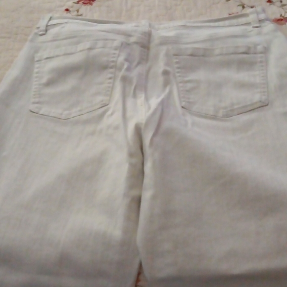 Gloria Vanderbilt Women's White Skinny Jeans with Floral Design - Picture 6 of 7